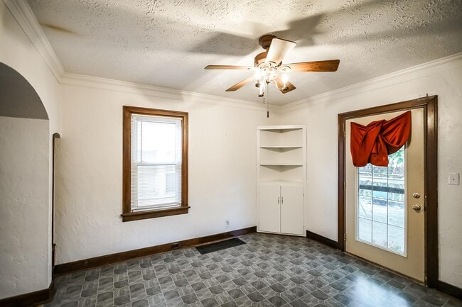 Building Photo - 409 E Melbourne Ave