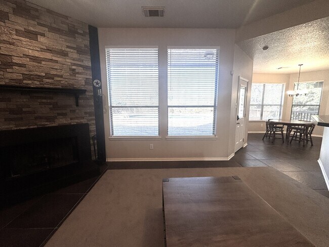 Building Photo - 772 Riverside Dr