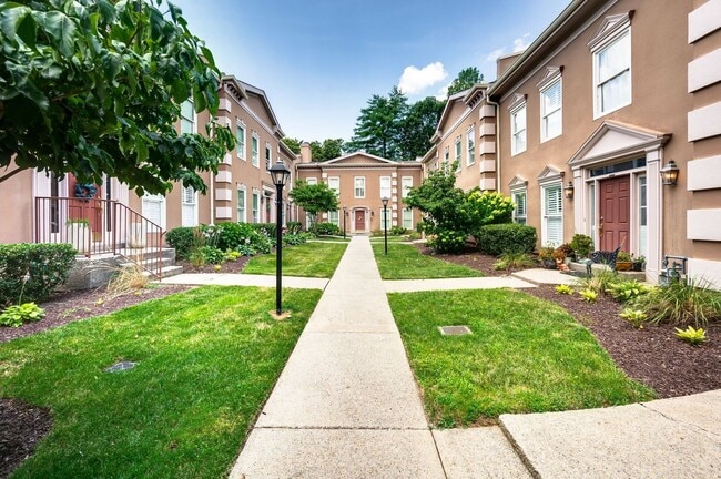 Building Photo - Charming 2BR/2BA condo in Green Hills!