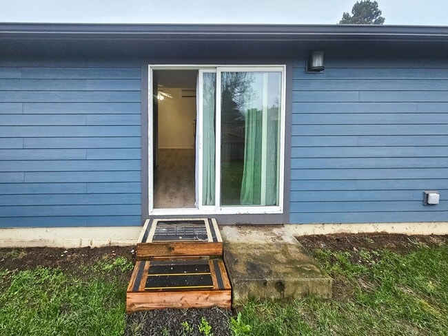 Building Photo - 599 Page Ct