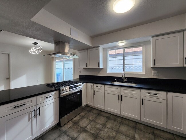 Building Photo - Renovated Beauty with a full-service Casita