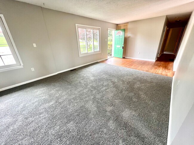 Building Photo - 3 Bed 2 Bath- Hopewell Township Pa!