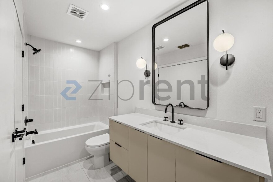 Building Photo - Unit B