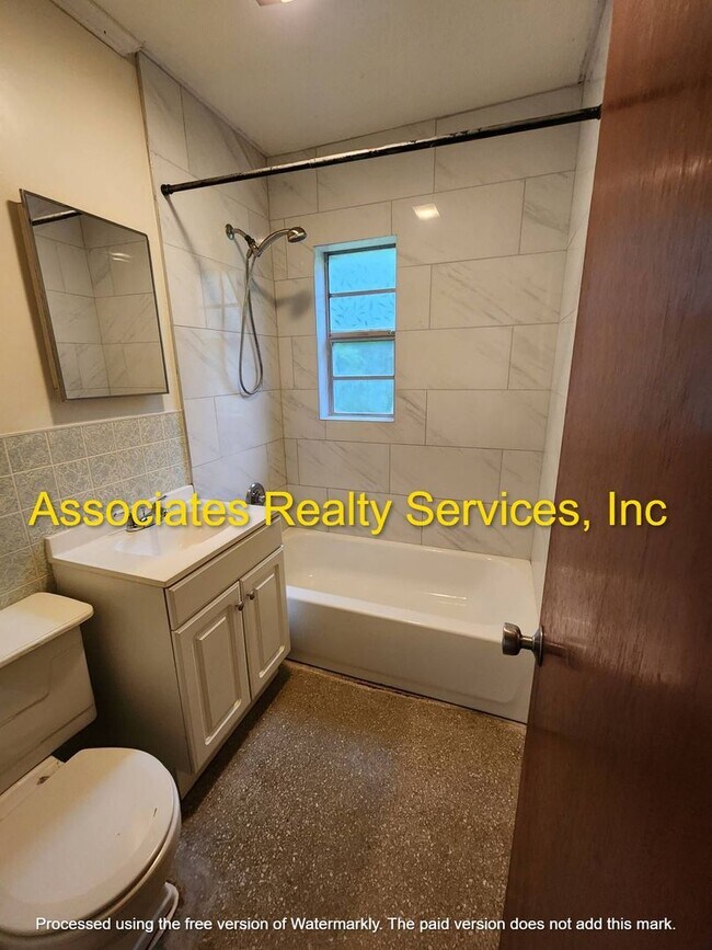 Building Photo - Hide Away in the City