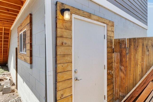 Building Photo - Modern One-Bedroom Above-Garage Apartment in Central Missoula