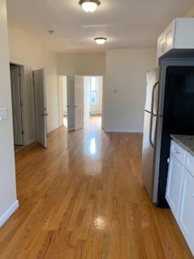 Building Photo - 16 Che