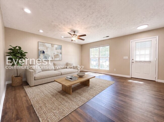 Building Photo - 3 Bed/2.5 Bath Town Home with Off-Street Parking / Available Now!