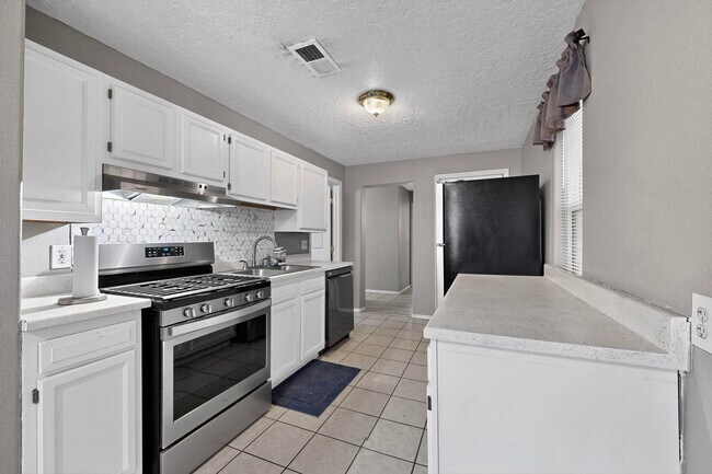 Building Photo - Historic Bungalow House 2/bd 1/ba 730/sf