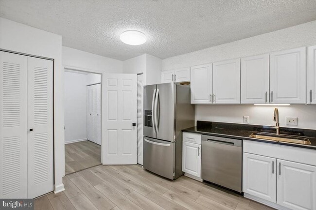 Building Photo - 3800 Powell Ln