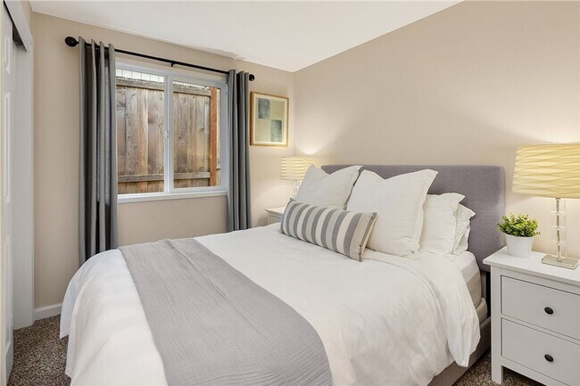 Building Photo - Updated 3 bed, 2 bath home in Greenwood