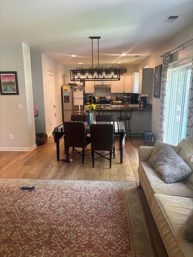 Building Photo - 3 Bedroom House with Large Bonus Room and ...