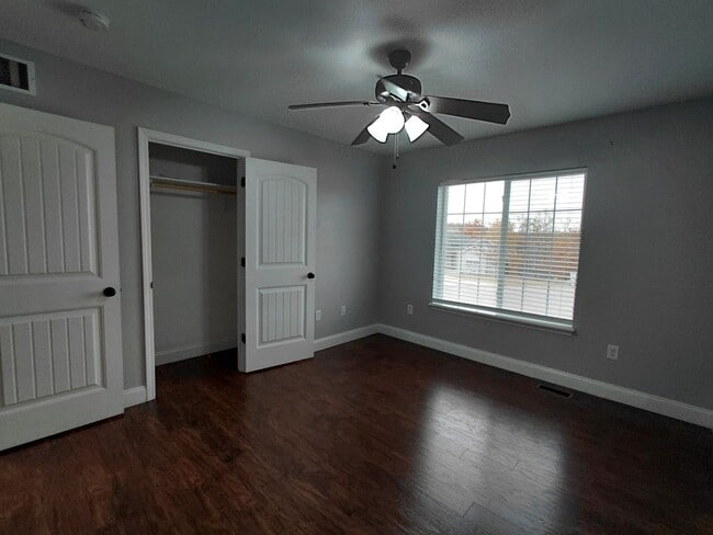 Building Photo - Beautiful home close to post