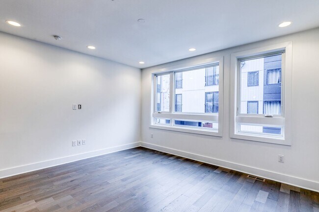 Building Photo - Northern Liberties Townhome with Garage