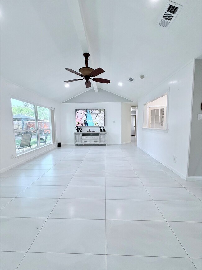 Building Photo - 6610 La Puente Dr