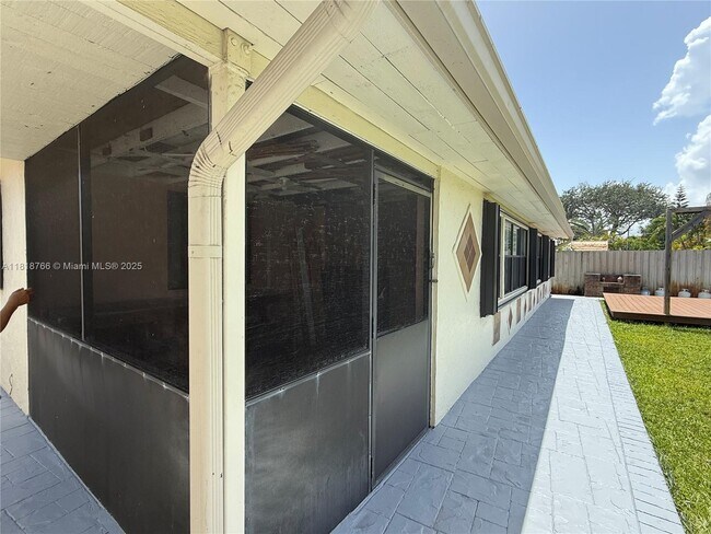 Building Photo - 1721 NE 48th Ct