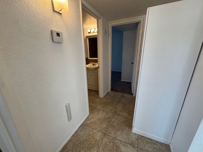 Building Photo - Bright & Spacious 2 Bedroom Condo with Vaulted Ceilings in Phoenix