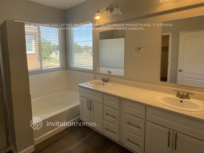 Building Photo - 1120 Villaggio Cir