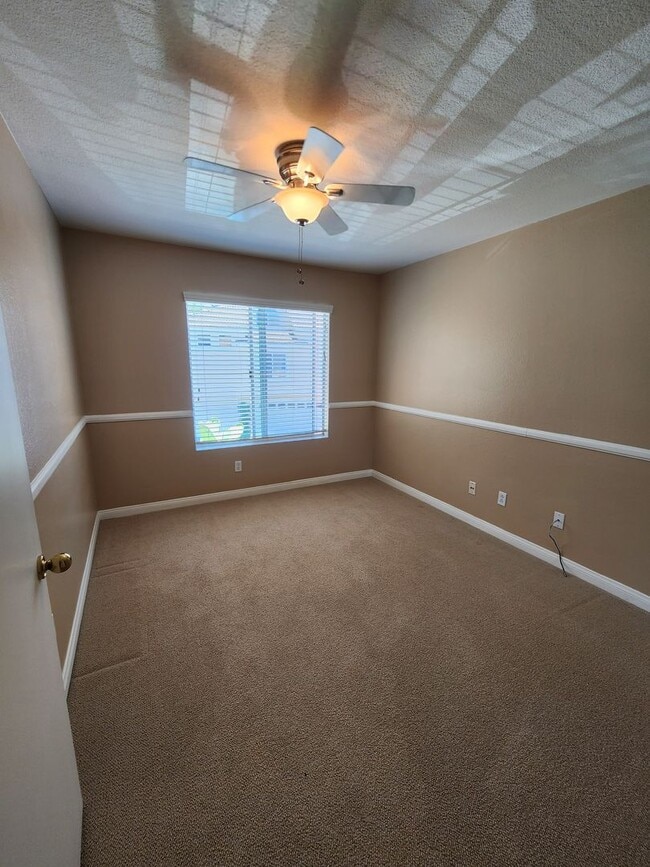 Building Photo - Gorgeous & Spacious 3Bd/2.5Ba, 1,679 SqFt, 2-story Condo - Central A/C & heat, Washer/Dryer - 2 C...