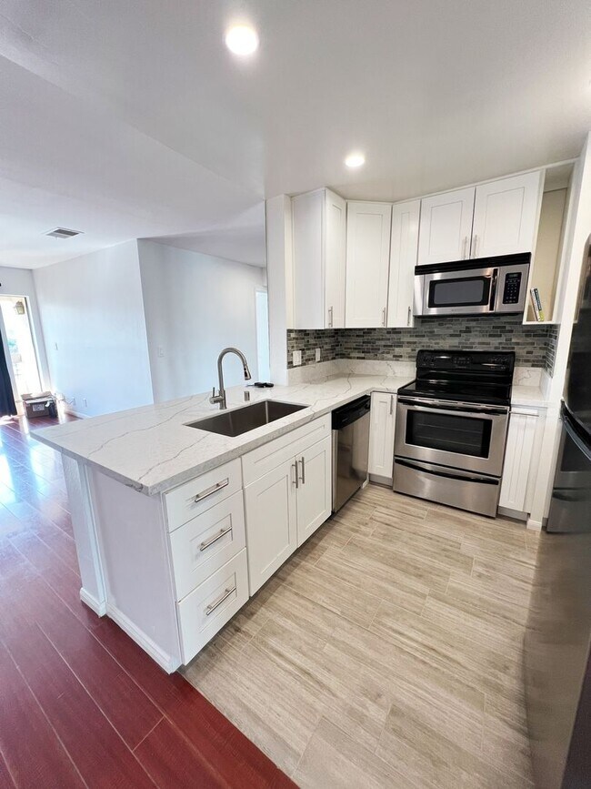 Building Photo - Spacious 2 Bed/2 Bath Condo at Mission Gre...