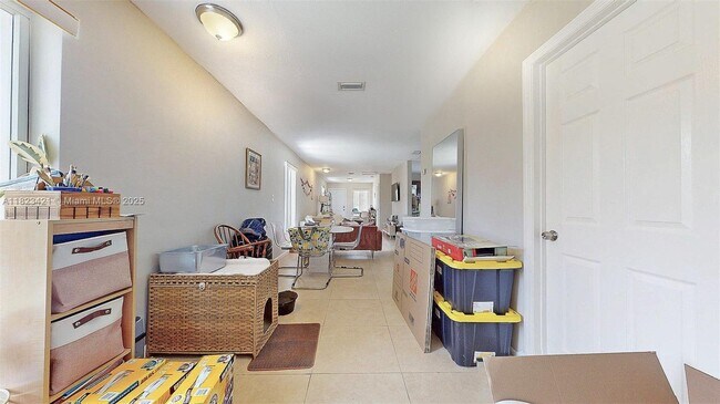 Building Photo - 3556 SW 26th St