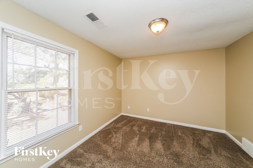 Building Photo - 8158 Creekside Cir S