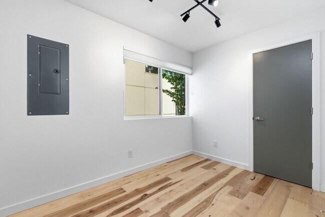 Building Photo - Fresh, Air-Conditioned Standalone Townhome in Coveted Lincoln Park