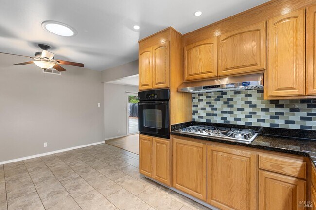 Building Photo - 700 Tamarack Dr