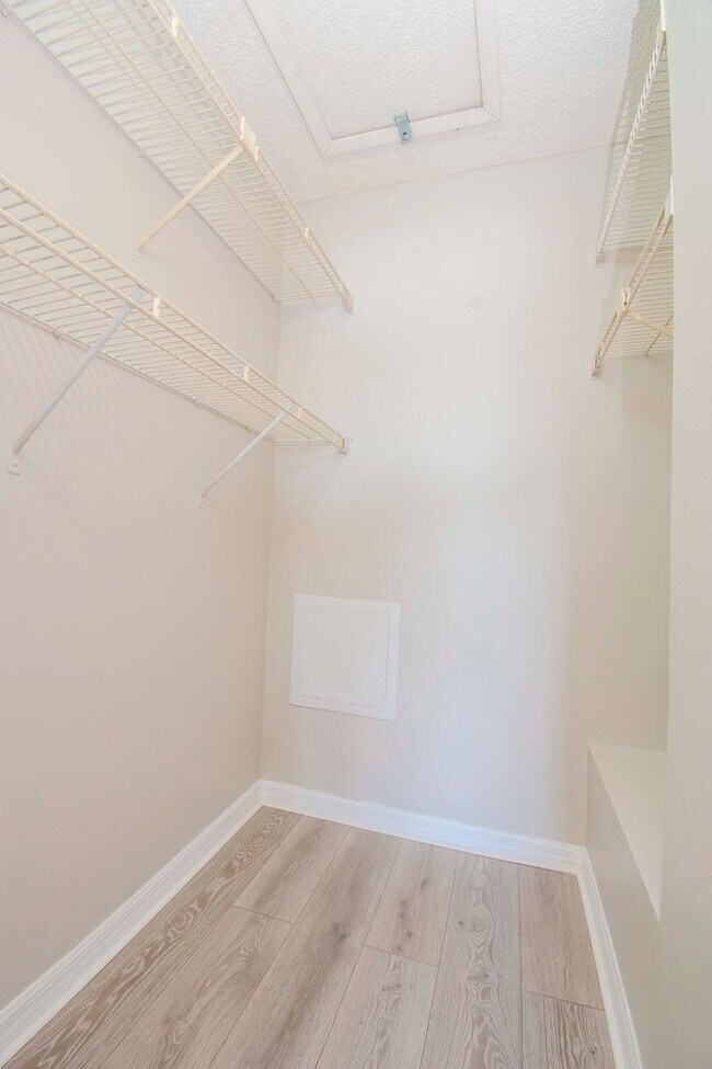 Building Photo - Lake Front 1BR + Den -Move In Special Available