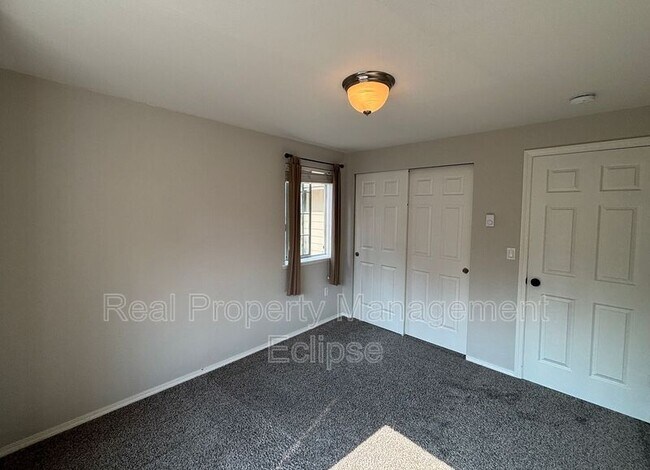 Building Photo - 15433 Country Club Dr