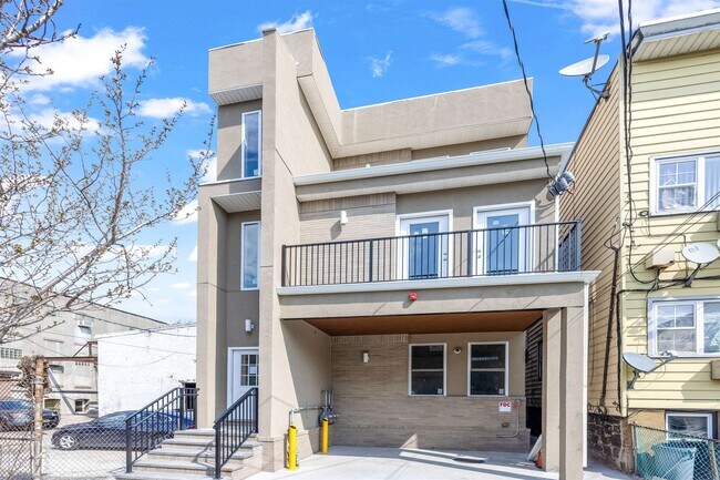 Building Photo - 411 11th St