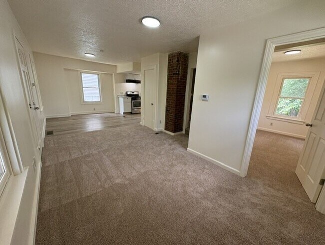 Building Photo - Freshly Updated 3 Bedroom Home with Bonus Room in North Hill