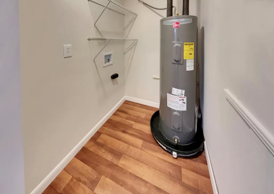 Building Photo - 7748 Knoll Dr N