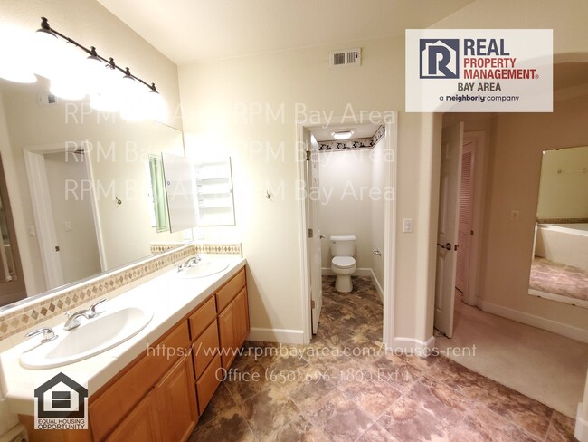 Building Photo - December Rent Special: 2 Bedroom 2.5 Bathr...