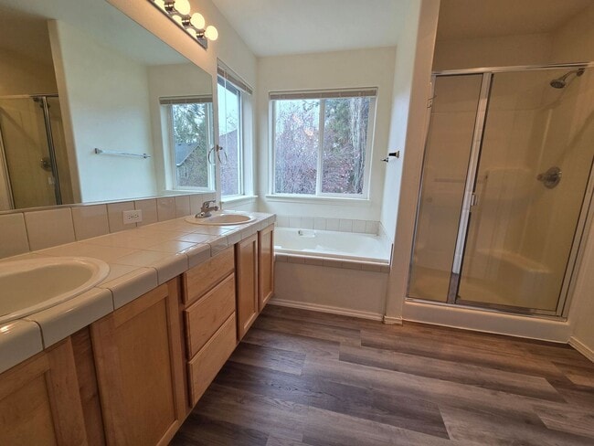 Building Photo - $400 Move In Credit!! 3 Bed/2.5 Bath Single Family Home in River Canyon Estates - BRAND NEW CARPET