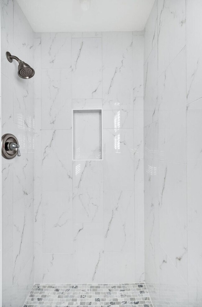 Building Photo - Fantastic renovated 5BE/4BA family home on beautiful oversized private Lot in the heart of Belle ...