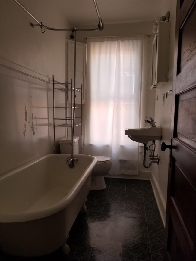 Building Photo - 211 W 5th St