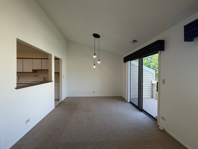 Building Photo - 995 Pine Tree Circle North