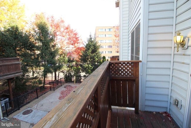 Building Photo - 6003 Ricketts Walk