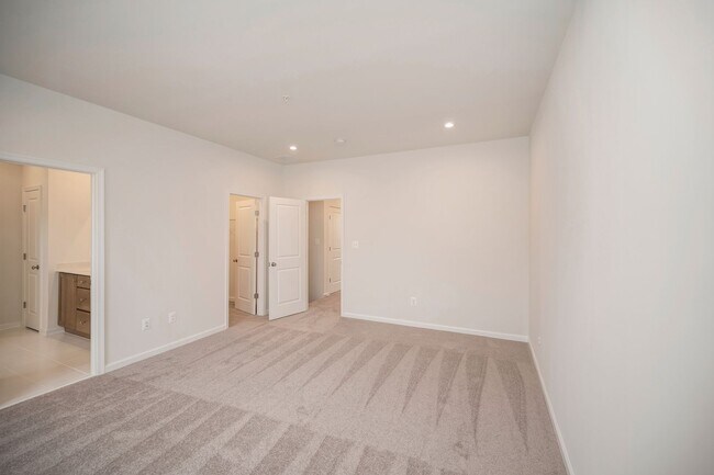 Building Photo - Great Townhome in Embrey Mill