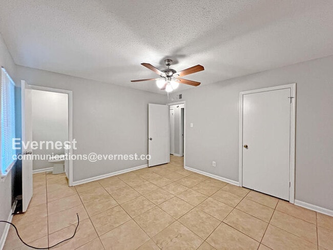 Building Photo - 922 Woodburne Pl