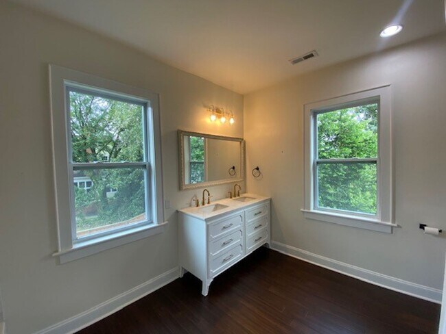 Building Photo - Georgous 5 bedroom 2.5 bath home in Downto...