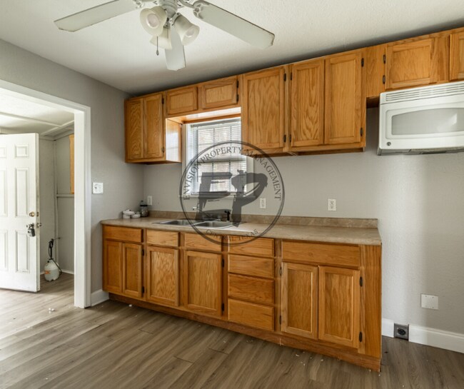 Building Photo - 911 E Craven Ave