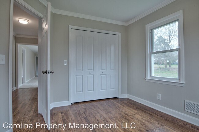 Building Photo - 3 br, 1.5 bath House - 2535 Hickory Grove Rd
