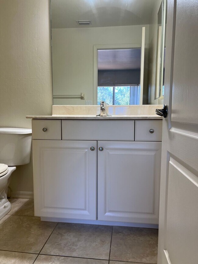 Building Photo - spacious townhouse.2 Bedrooms with 2-1/2 bathrooms