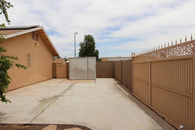 Building Photo - 2090 S 44th Dr