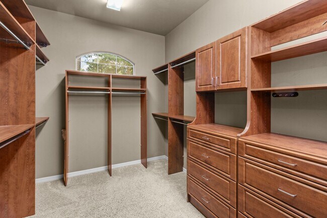 Building Photo - Executive Gainesville Rental: Custom 4 Sui...