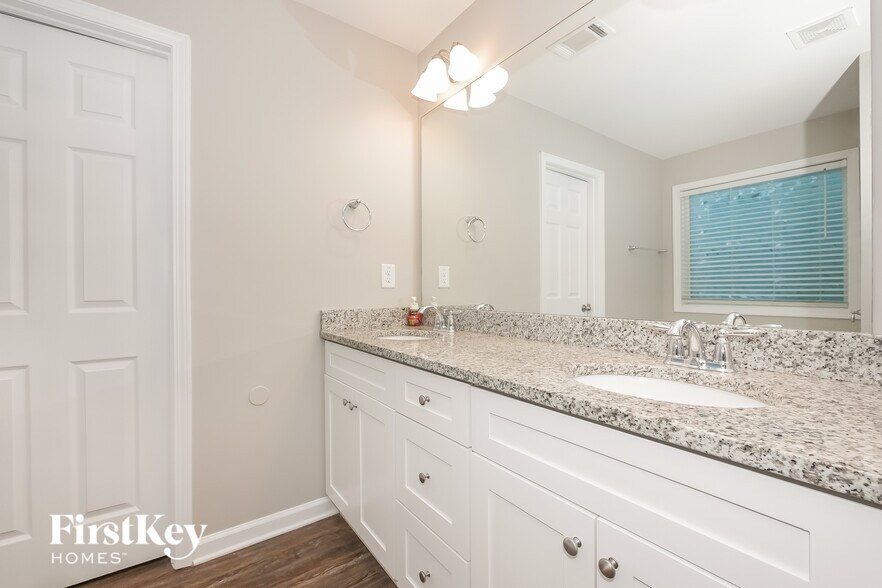 Building Photo - 28 E Newnan Rd