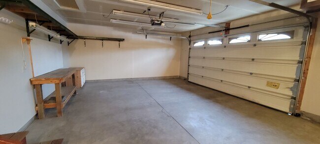 Building Photo - HUGE!  4 Bed Family Home in Mead Available...