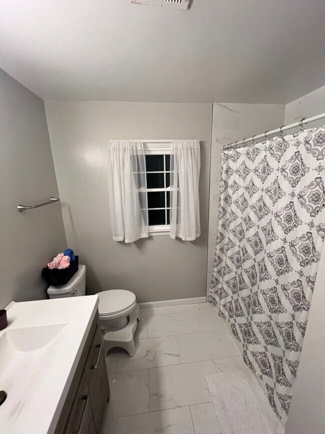 Building Photo - Gorgeous 5 Bed 3.5 Bath Single Family Home...