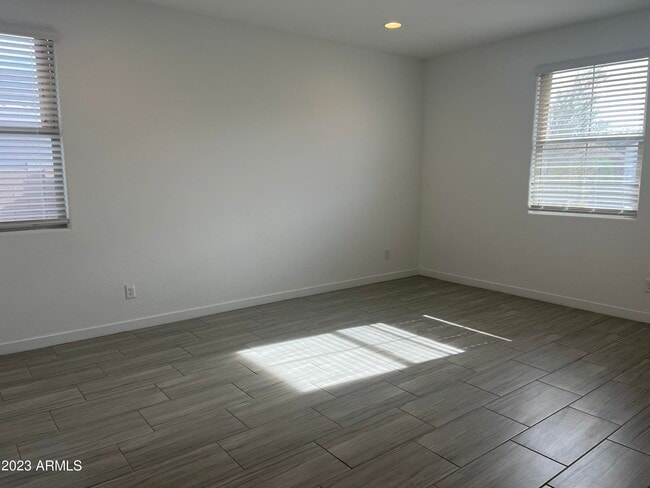 Building Photo - 566 E White Wing Dr